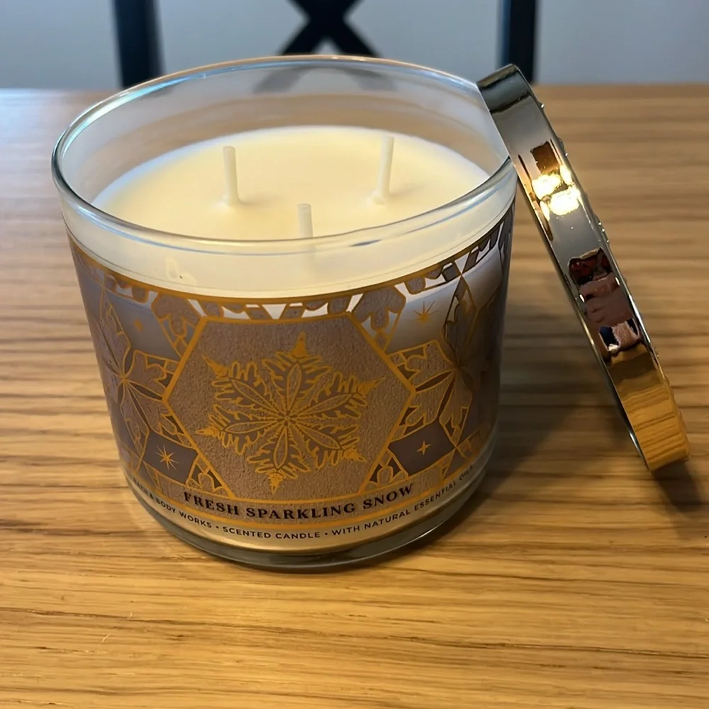 Bath & Body Works 3 Wick Candle. Fresh Sparkling Snow.